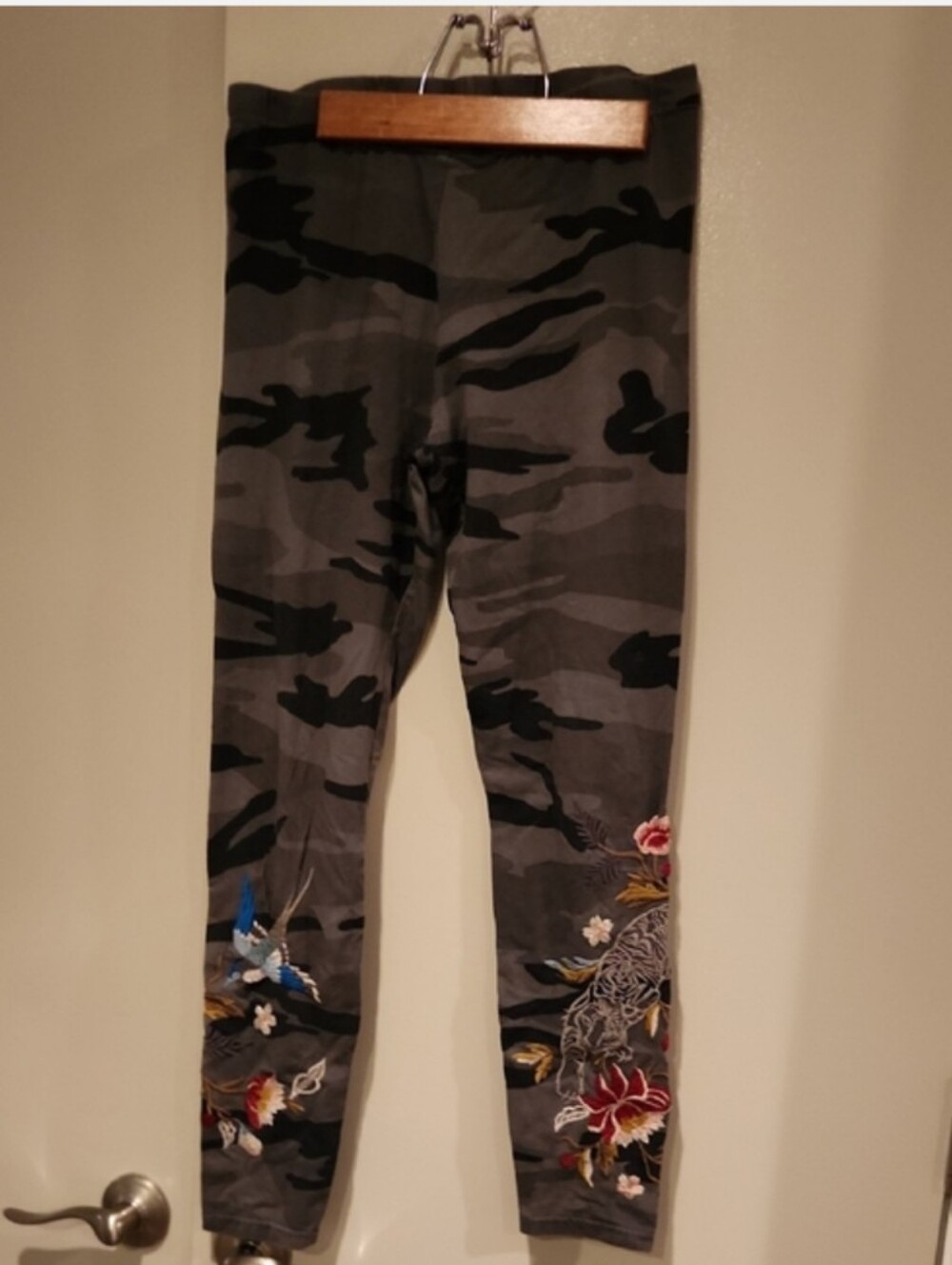 Johnny Was Gray Camo Leggings with Floral & Bird Embroidery Size Small